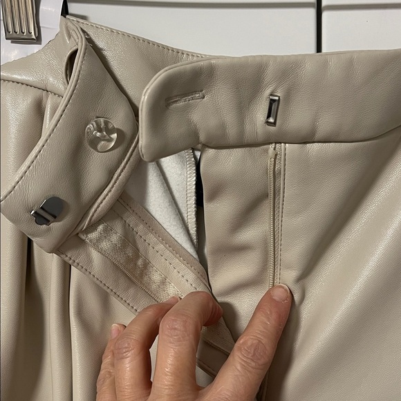 NWOT X REVOLVE House of Harlow 1960 Cream Faux Leather Bermuda Shorts, Size M - Picture 3 of 9